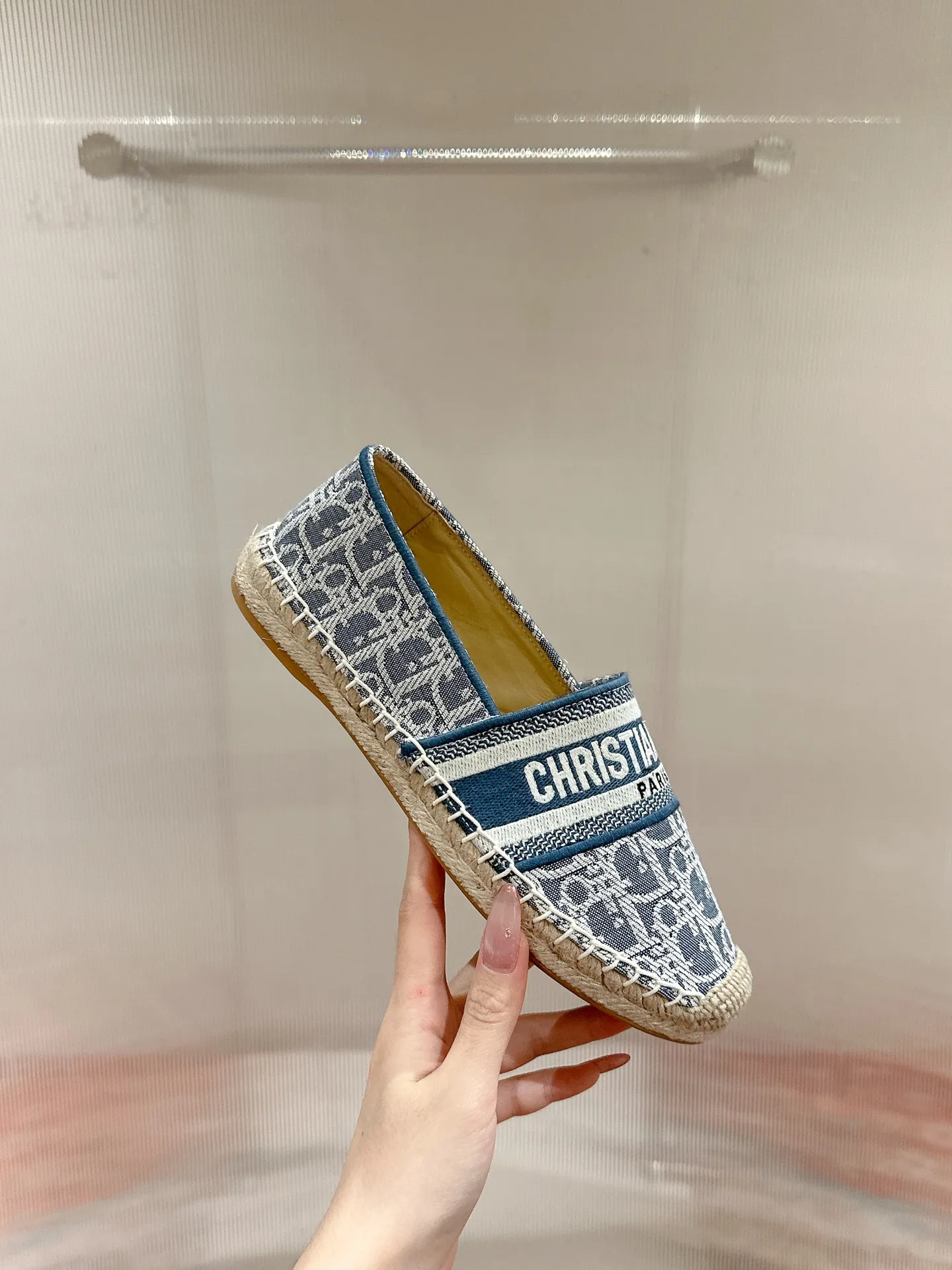 👟👟Ex-factory price 440👟👟 Dior DIOR's new popular early spring fisherman shoes 🆕 Simple, elegant and fashionable, timeless and timeless, it is a classic that will never fade away in the fashion circle, retro fisherman shoes. Original hand-woven surface, electric embroidery technology! Specific cloth surface and rubber outsole. Code number: 35-39 (40.41 customized, non-refundable)